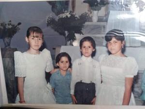 A sogra de Gisele era muito católica, e, a pedido dela, as filhas mais velhas fizeram a primeira comunhão, tendo a própria avó como catequista. Na foto, junto às meninas estão os filhos mais novos, do segundo casamento. 
Gisele costurava, e suspeita que ela mesma tenha feito um dos vestidos das filhas.